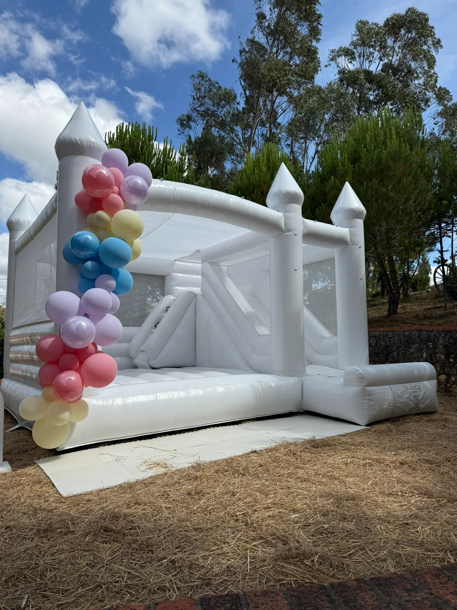 Castelo insuflável branco com balões